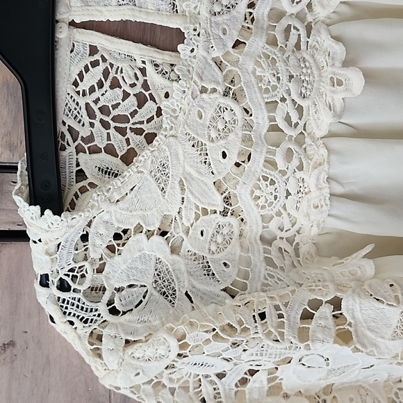 NWT Strut & Bolt ivory blouse with lace georgous  detail size large - Picture 3 of 9